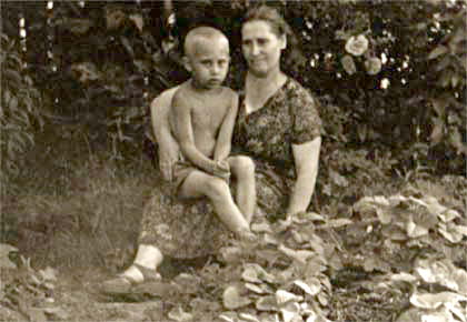 Vladimir_Putin_with_his_mother