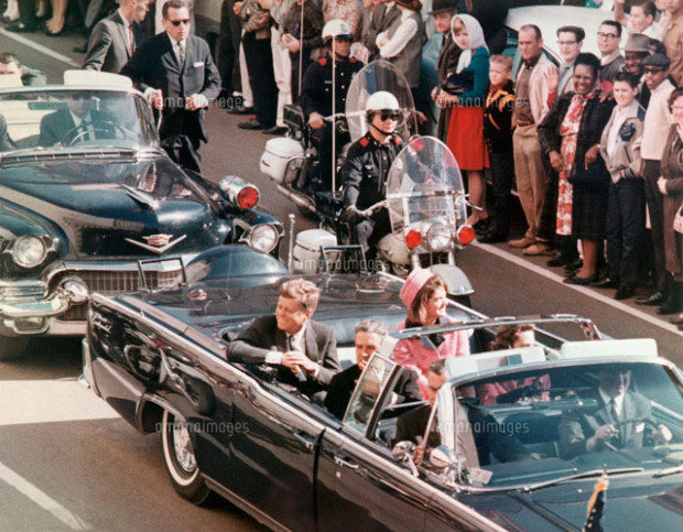 22 Nov 1963, Dallas, Texas, USA --- President and Mrs. John F. Kennedy smile at the crowds lining their motorcade route in Dallas, Texas, on November 22, 1963.  Minutes later the President was assassinated as his car passed through Dealey Plaza. --- Image by © Bettmann/CORBIS