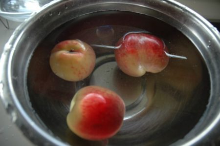 農薬と砂糖の害を除去する方法とアンチエイジングな桃の酵素ジュース